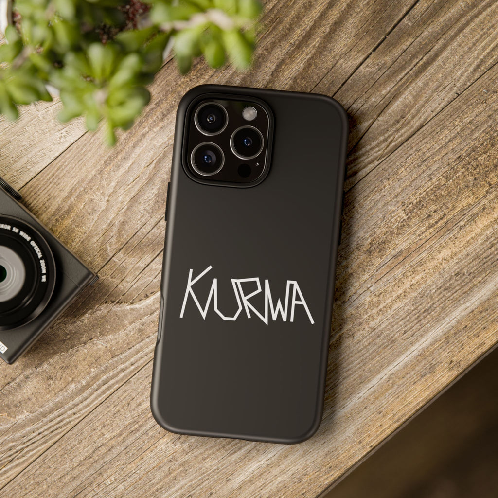 Etui na telefon - minimalistyczne czarne etui „KURWA” w stylu graffiti