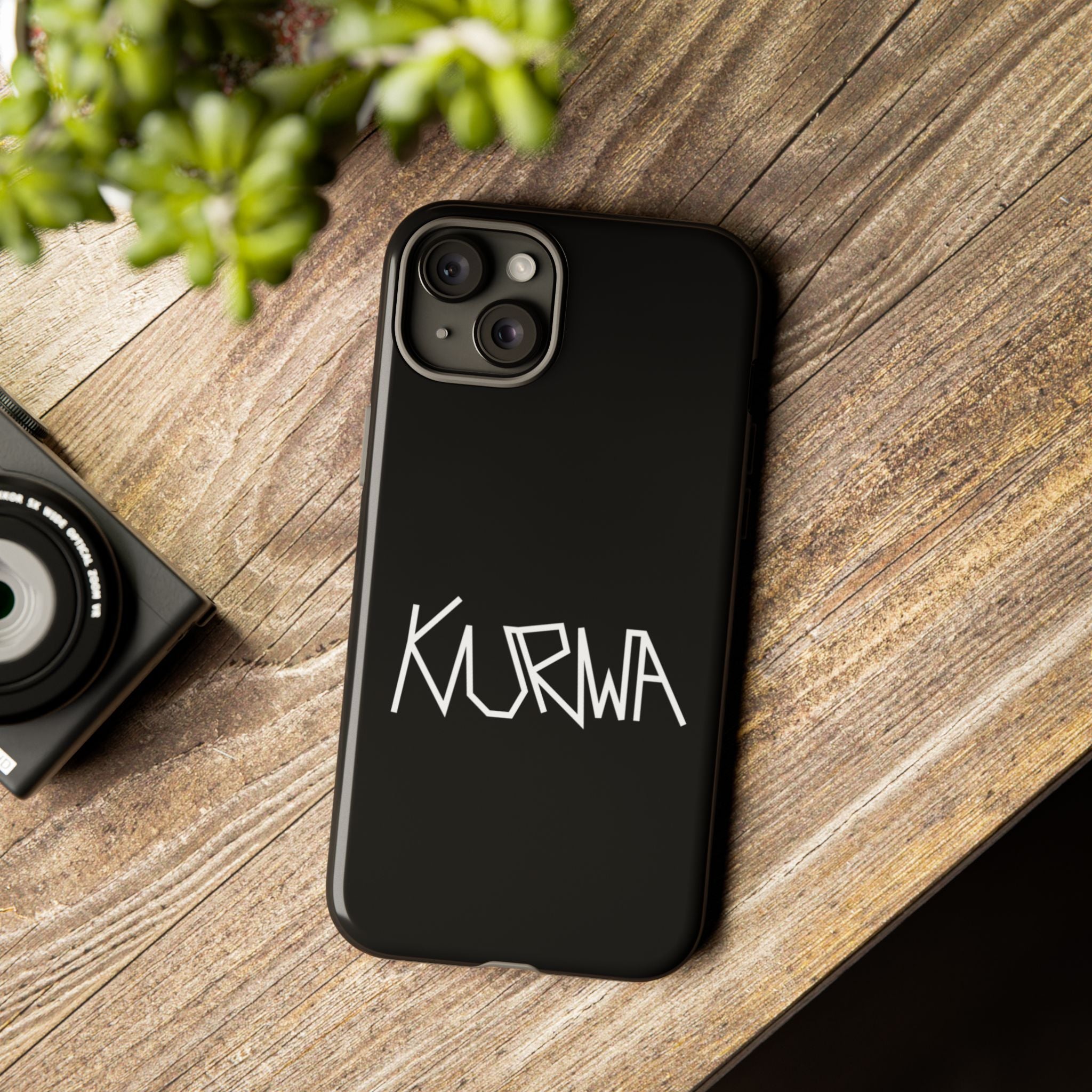 Etui na telefon - minimalistyczne czarne etui „KURWA” w stylu graffiti