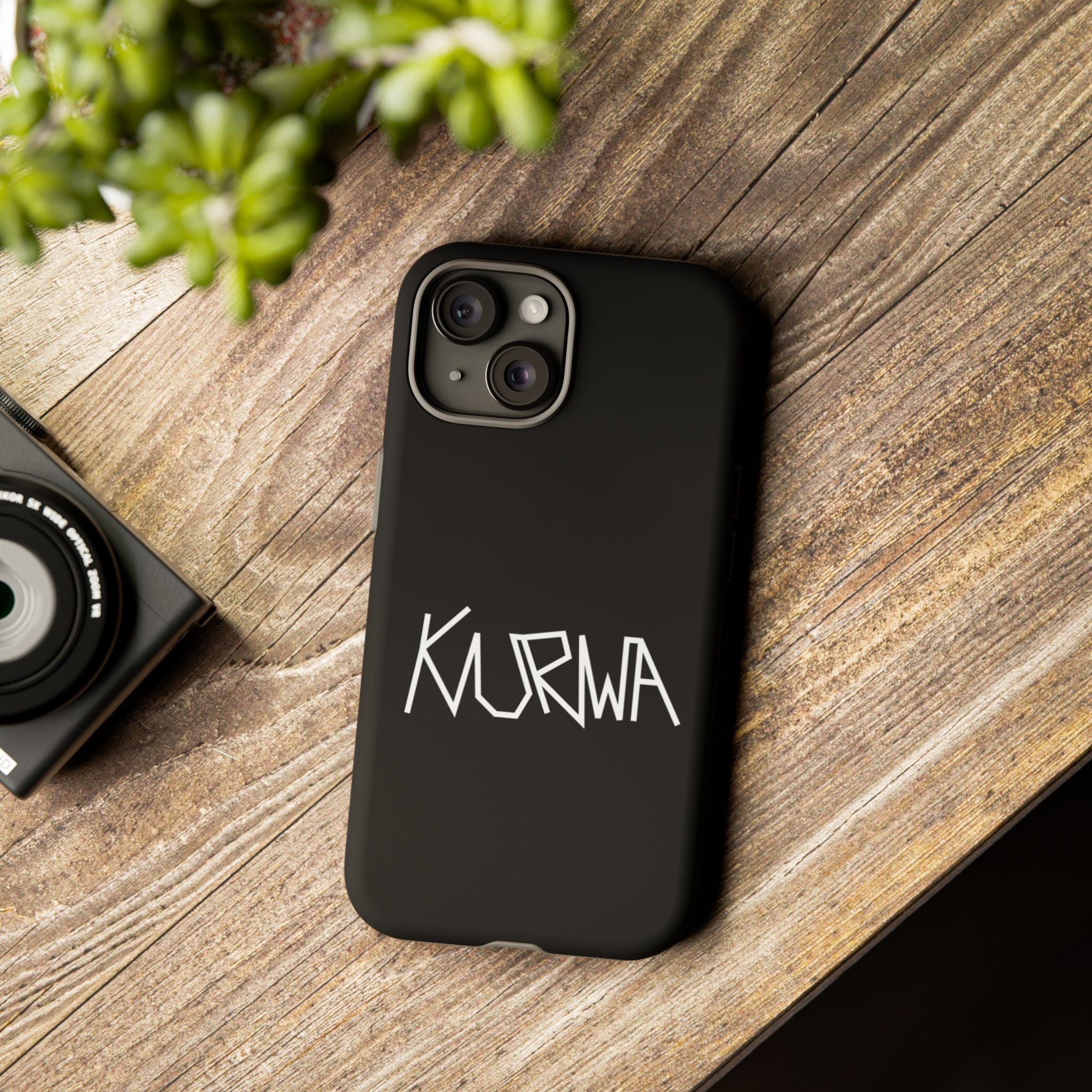 Etui na telefon - minimalistyczne czarne etui „KURWA” w stylu graffiti