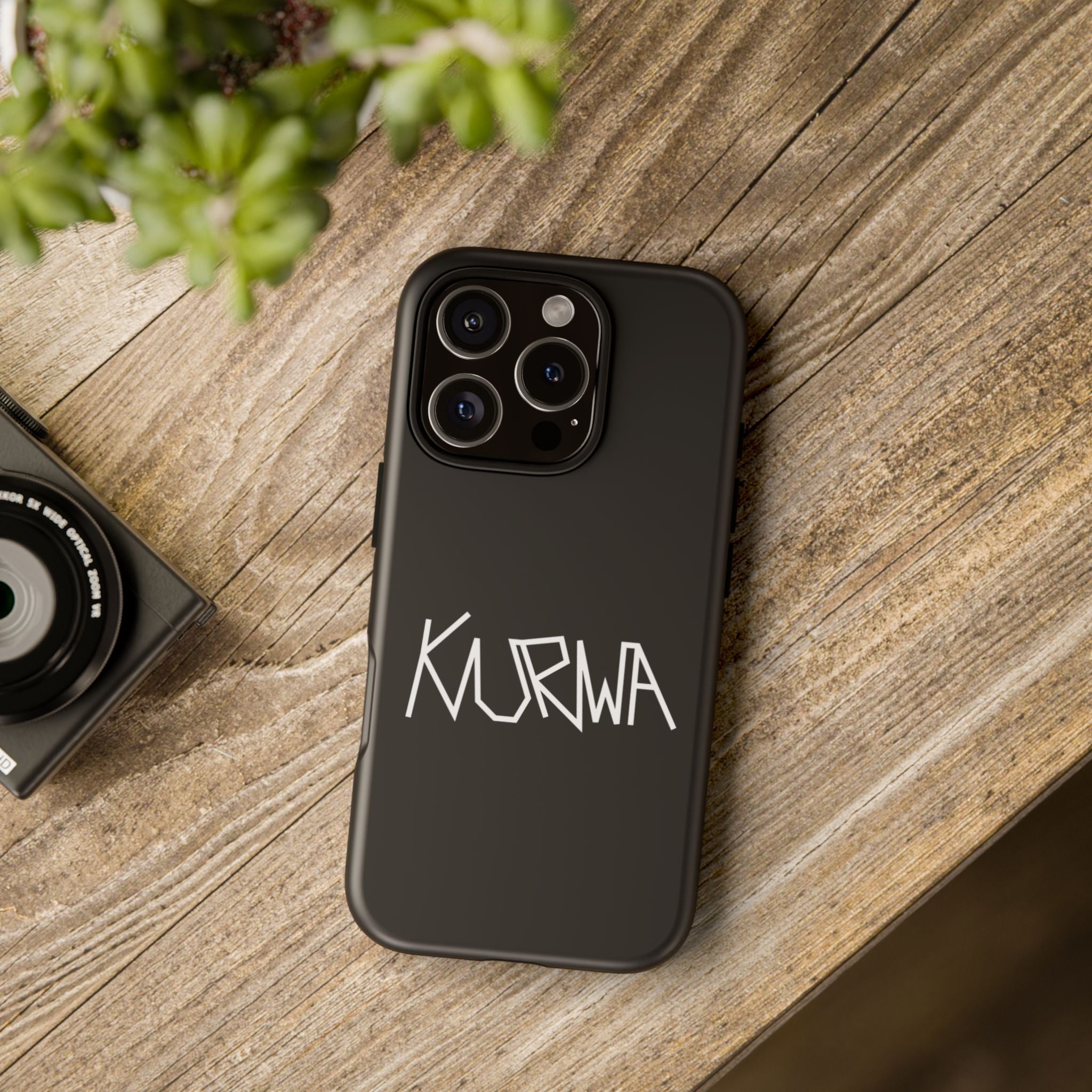 Etui na telefon - minimalistyczne czarne etui „KURWA” w stylu graffiti