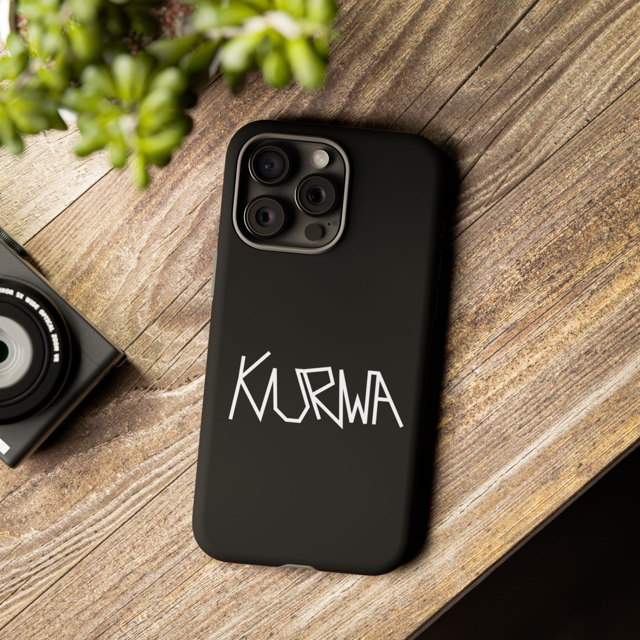 Etui na telefon - minimalistyczne czarne etui „KURWA” w stylu graffiti