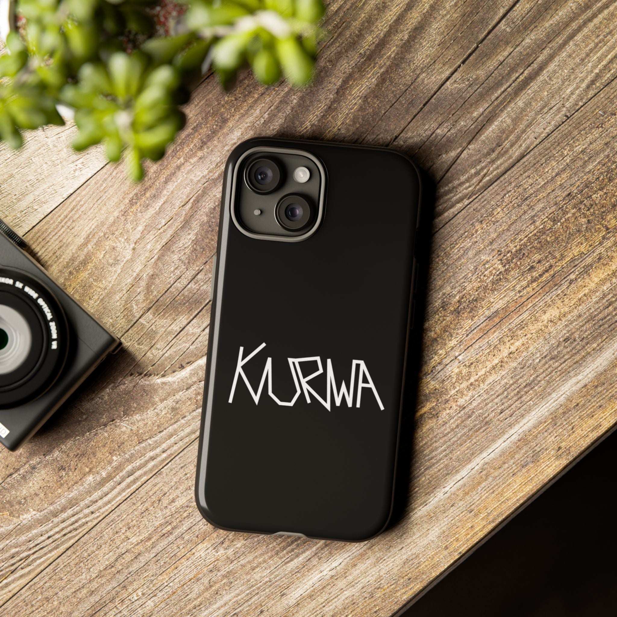 Etui na telefon - minimalistyczne czarne etui „KURWA” w stylu graffiti
